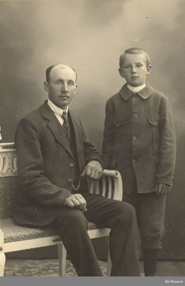 Mann og gut i fotoatelier.
Halvor O. og Olav H. Vreim.
Fotograf: R. Nyblin