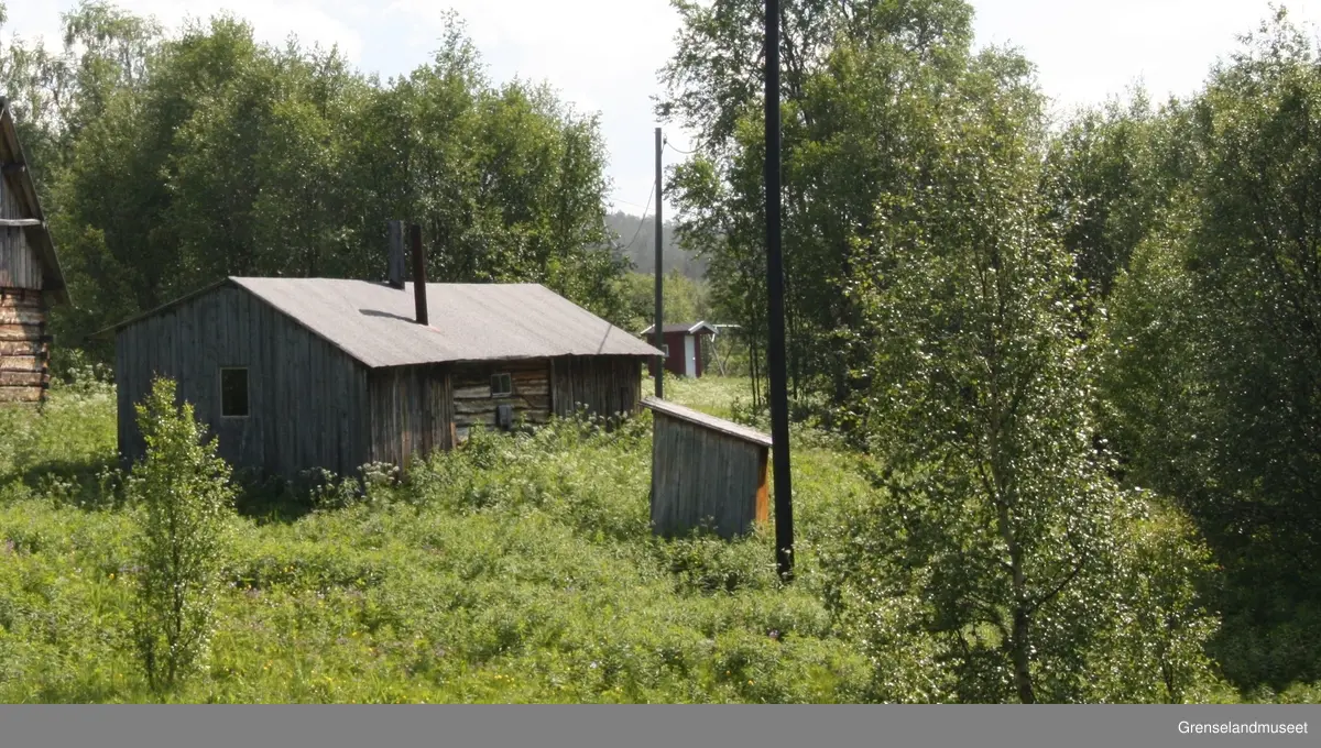 Badstue bygget på Nordre Namdal gård er et todelt bygg der den ene halvparten av bygget er en badstue og den andre halvdelen er et vedskjul. Badstuen er oppdelt i to rom med et vaskerom og en sauna.