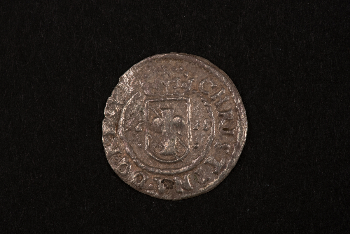 Ett silvermynt med valören 1 öre.