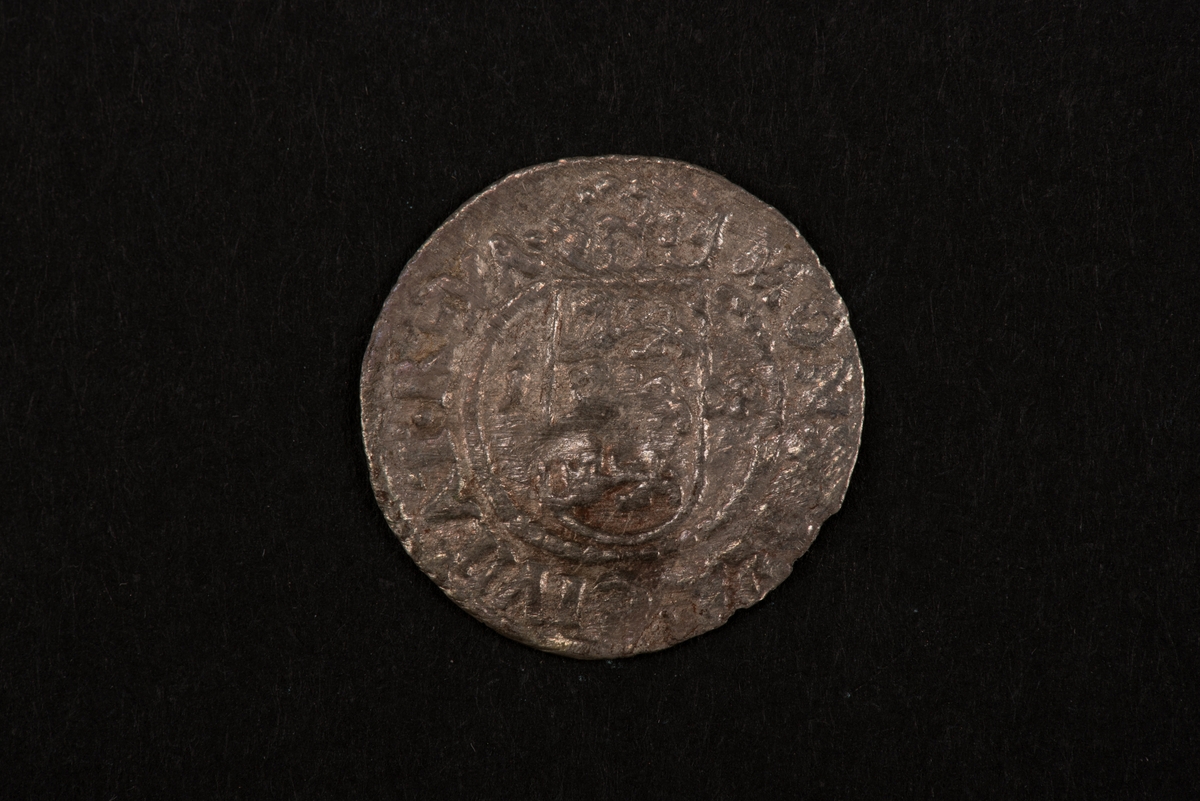 Ett silvermynt med valören 1 öre.