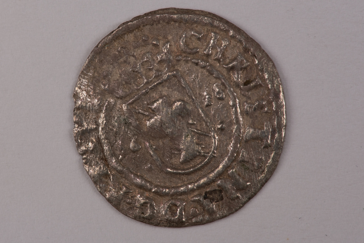 Ett silvermynt med valören 1 öre.