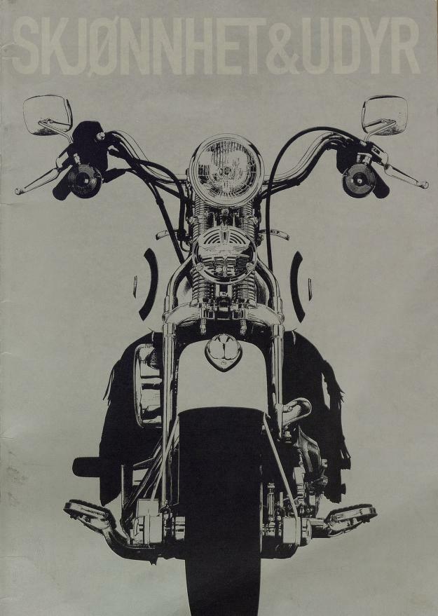 Plakat til utstillingen Skjønnhet og udyr. Tittel på topp og en motorsykkel i sort hvitt under.