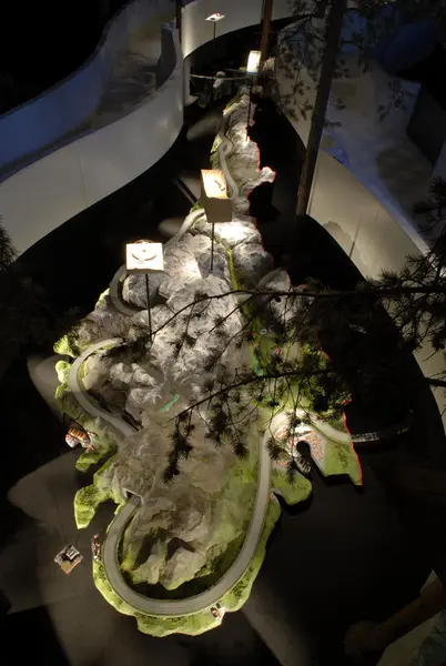 Oversiktsbilde av utstilling med et stort tredimensjonalt "Norgeskart" med "veier" og "fjell".