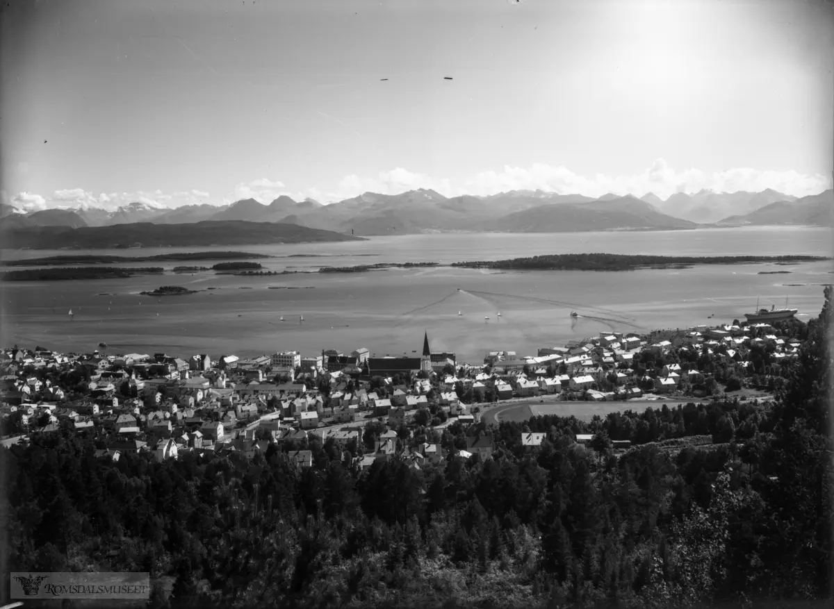 "Molde sett fra Hatlelihaugen".