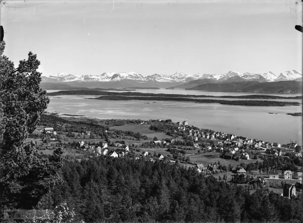 Tre panoramabilder tatt samtidig og sammensatt til R.Fot.82886..Originalene har nummerering:.R.Fot.82883.R.Fot.82884.R.Fot.82885