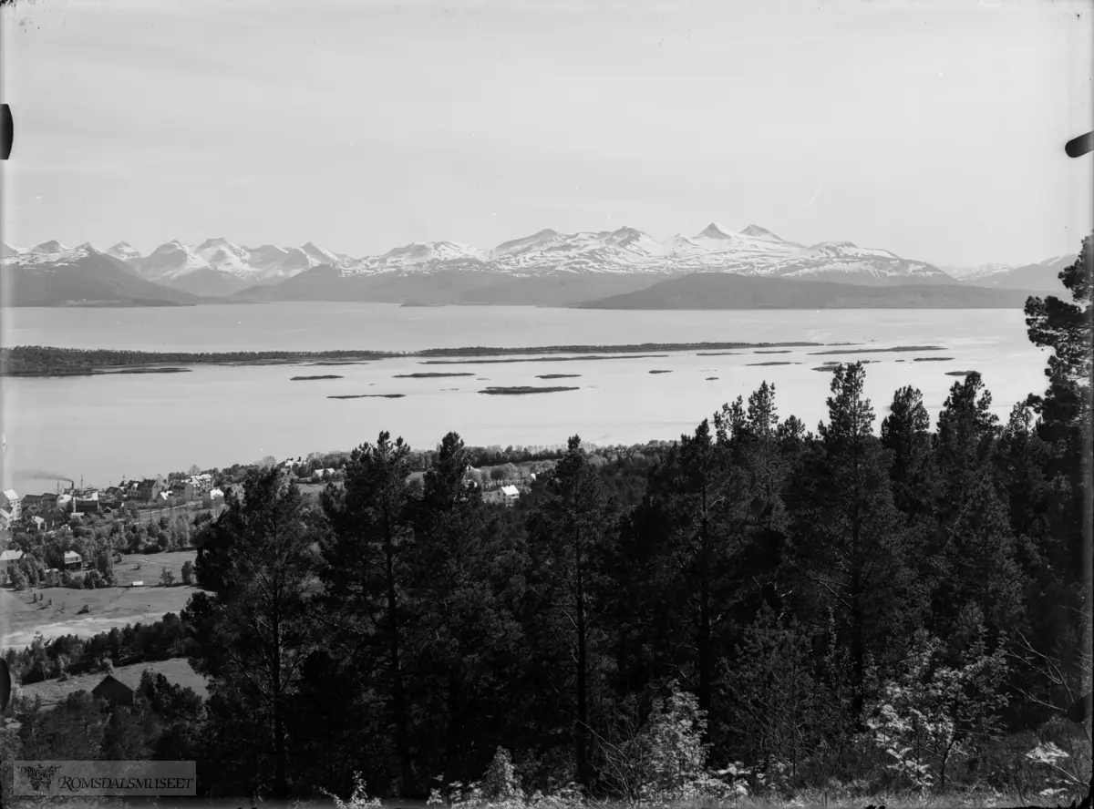 Tre panoramabilder tatt samtidig og sammensatt til R.Fot.82886..Originalene har nummerering:.R.Fot.82883.R.Fot.82884.R.Fot.82885