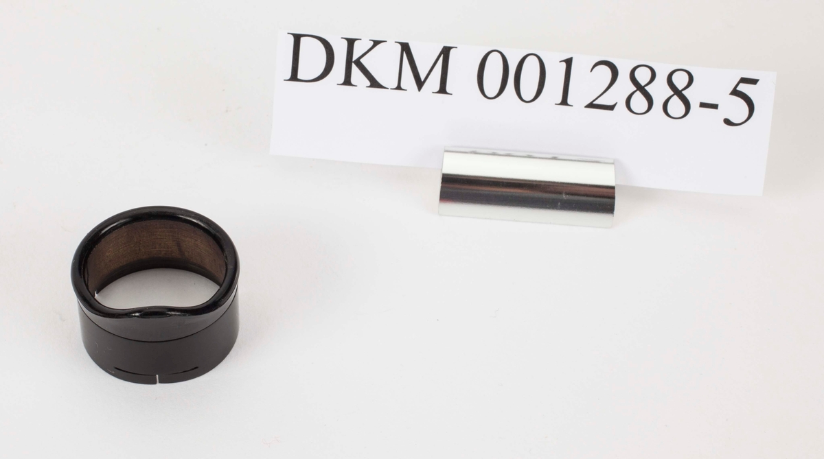 En bred metallring med plastikk langs den ene kanten.