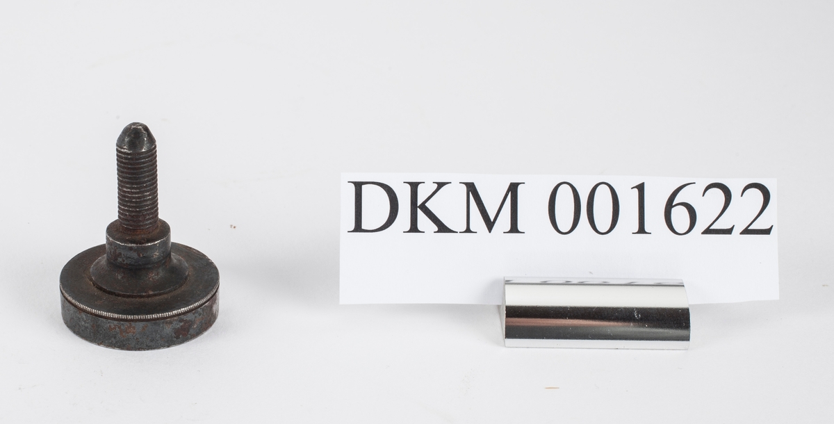 Norges riksvåpen, løve med krone og øks på ett skjold med krone over.