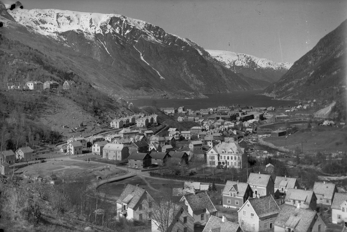 Odda sett frå bydelen Dalen. Gamle Odda sjukehus (1918-1957). 
