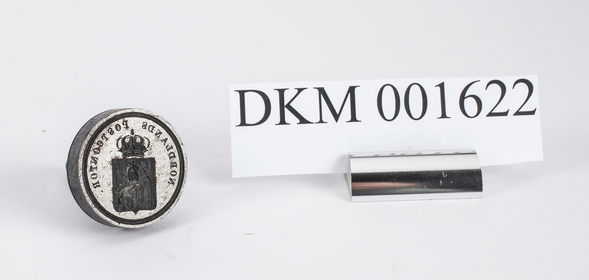 Norges riksvåpen, løve med krone og øks på ett skjold med krone over.