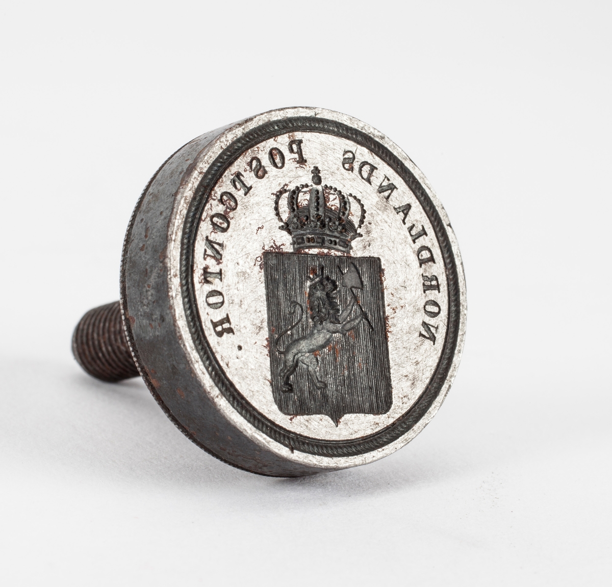 Norges riksvåpen, løve med krone og øks på ett skjold med krone over.