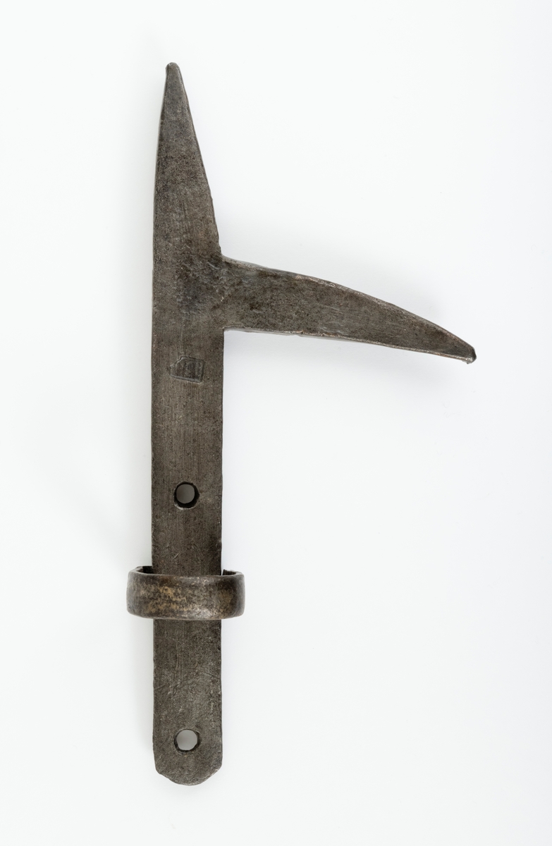 Hake uten skaft. Haken er av østerdalstype. Den er 28,7 centimeter lang, målt fra spissen av den framoverrettete «stingar'n» til den bakre enden av falen, som skulle være anlegg mot skaftet. Stingar'n er om lag 8 centimeter lang. «Hoggar'n» - den nedover- og noe bakoverrettete spissen som ble slått inn i yteveden på fløtingsvirket når tømmerfløteren ville skyve en stokk fra seg eller trekke den mot seg - er 10,4 centimeter lang. Falen er 18,2 centimeter lang, 2,8 centimeter bred og 1,6 centimeter tjukk i den fremre enden. Tjukkelsen avtar mot den bakre enden. Falen har to hull spikrene som ble brukt når den smidde hakedelen skulle festes til treskaftet. En 1,5 centimeter bred jernring gir ekstra forsterking i festet mellom hake og skaft. Den sida av ringen som skulle ligge an mot hakens fal er forholdsvis plan, den andre sida er avrundet for å slutte tett rundt skaftet.

Falen på denne haken er noe utydelig stemplet med tre bokstaver - «OEB» - som kan ha vært smedens initialer.

Denne gjenstanden har antakelig vært noe rusten da den ble innlemmet i museets samling. Haken er elektrolysebehandlet og innsatt med voks som skulle forebygge ytterligere korrosjon.