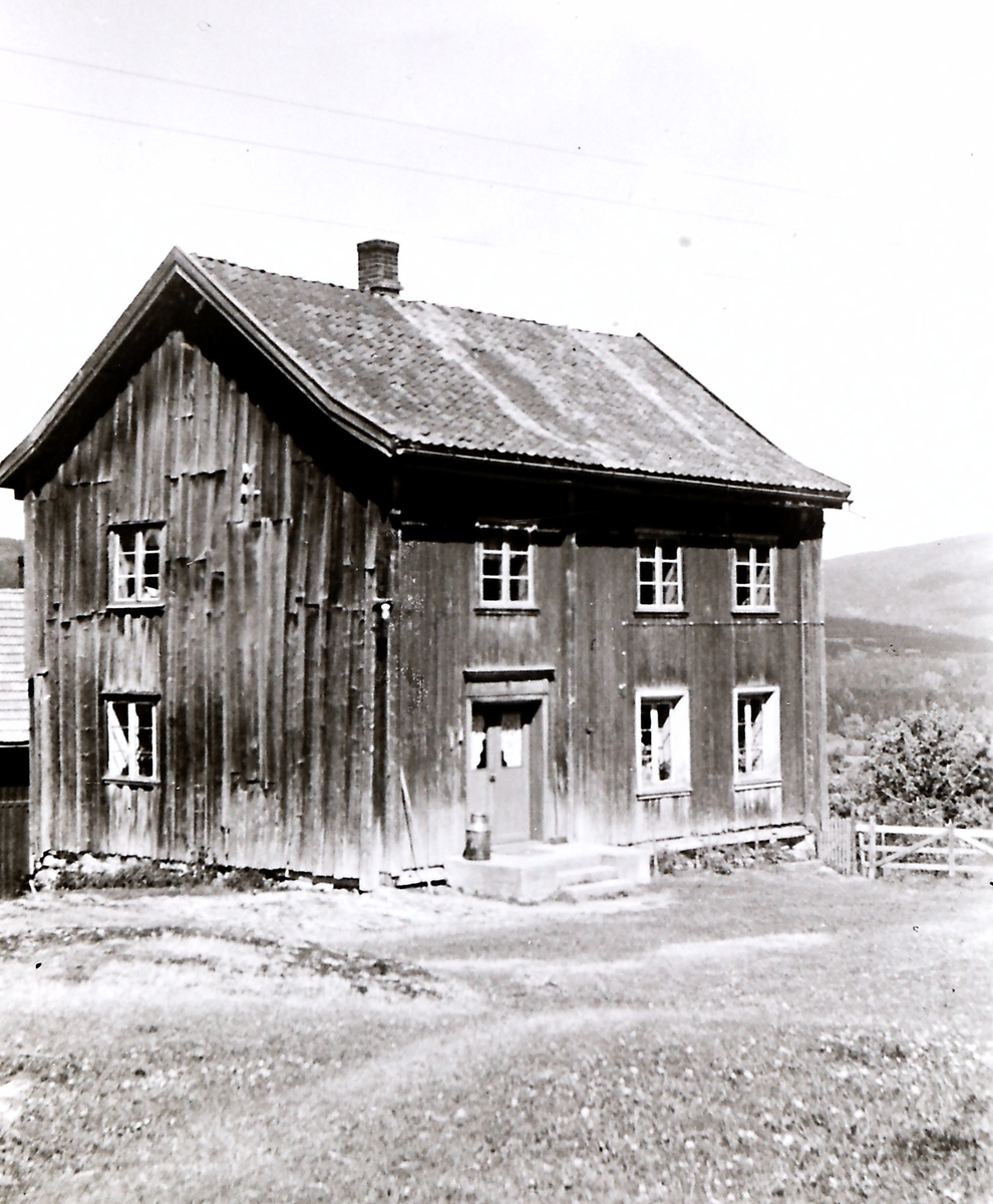 Gammelt våningshus på gården Sørby i Ytre Sandsvær. Huset fra ca 1600. Kledningen er økseteljet. Skal flyttes til Fossesholm i Vestfossen for bevaring