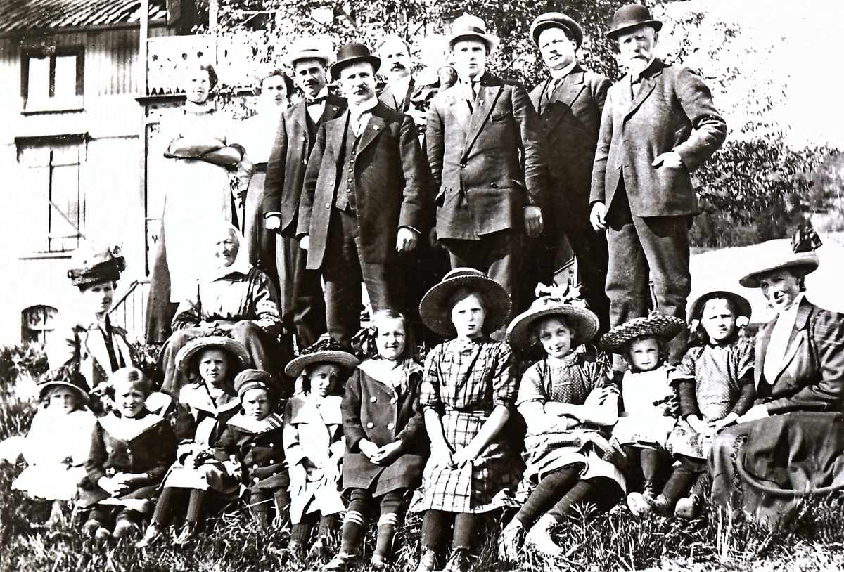 Familien på Øvre Ulleberg og Tveiten samlet på Fagerheim en søndag.
Helga Rugland f. 1886, Elise Holt f Aasland f. 1894, Reidar Pytte, H L Johansen, T F Rugland f. 1880 med Margit, Haldor Ulleberg f. 1894, Kj Kjeldsen. Alvilde Pytte f. Ulleberg f. 1908, R Kjeldsen. 
Fremste rekke med barn fra v: Astrid Landemoen f. Pytte f. 1908, Margit Kjeldsen f. 1905, Mary Hard. f. Pytte f. 1905, Rolf Pytte f. 1910, Oddbjørg Pytte f. 1906. Ragnhild Kjeldsen f. 1903, Ingrid Nårlien f Ulleberg, Lovise Meskestad f. 1902, Olga Bakke f. Meskestad f. 1907, Rakel Sellevold f. Meskestad f. 1905, Ingeborg Kjeldsen f. Ulleberg f. 1907