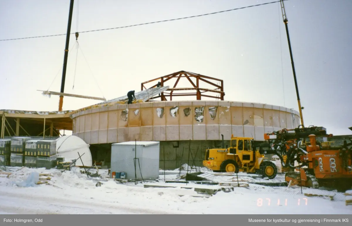 Nordkapp. Prosjekt "Nordkapp 1990". Utbygging av Nordkapphallen. Restaurant 'Kompasset' tar form. 17.11.1987.