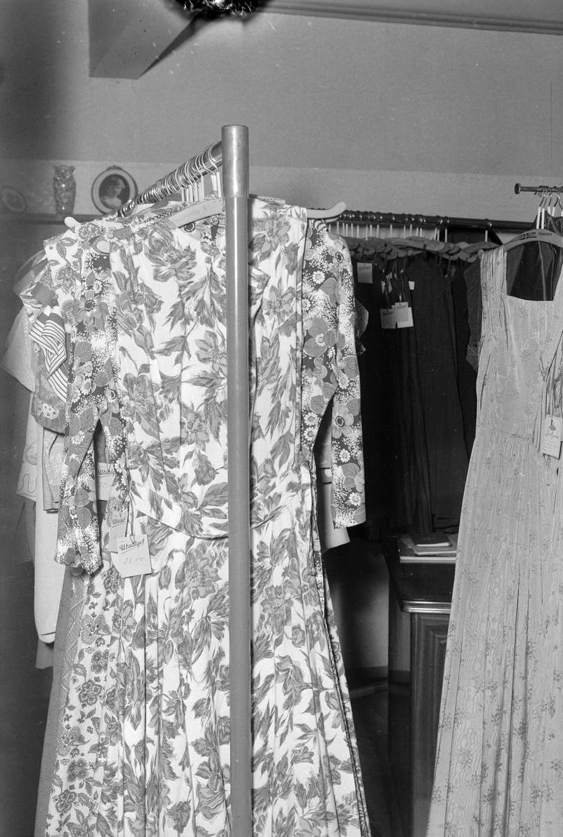 Salgsvarer i butikken hos Ole Dahl