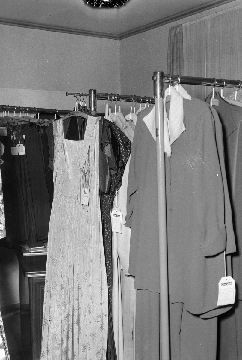 Salgsvarer i butikken hos Ole Dahl