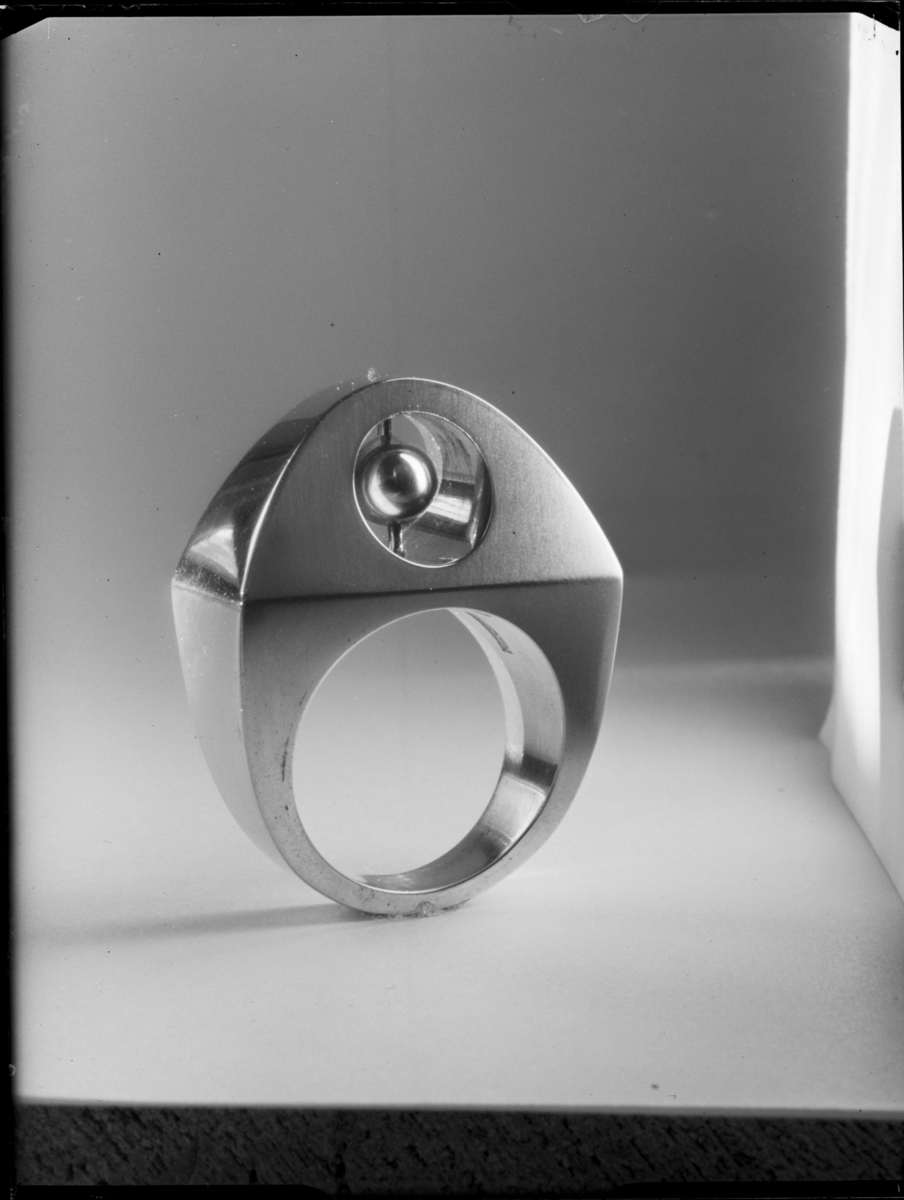 Ring, silver med guldkula.