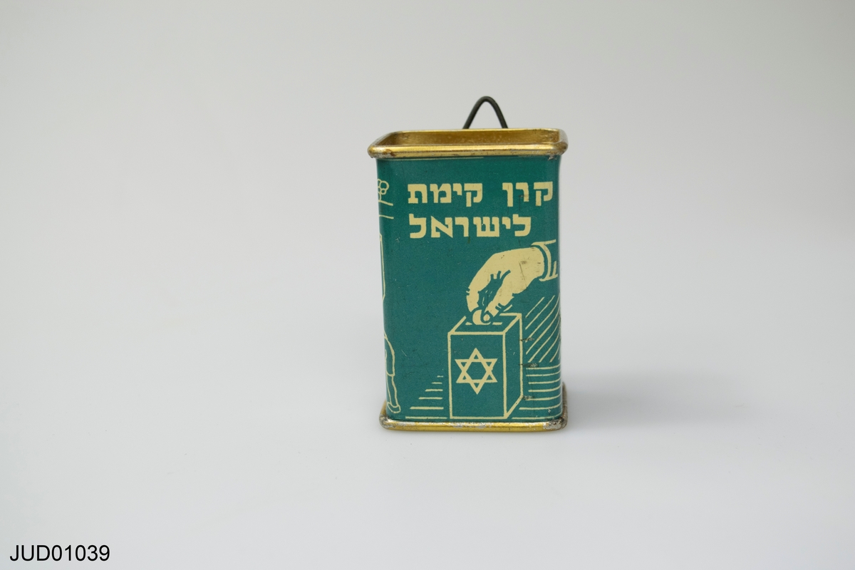 Liten blå bössa. På ena sidan hand som stoppar mynt i en bössa, andra sidan hus och åkermark.