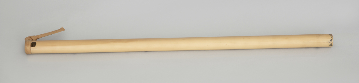 Spaltefløyte av bambus. Spalten dannes ved hjelp av en løs ring av tørket blad som festes rundt røret. Utvendig dekorert med enkel symmetrisk innbrent dekor.
6 fingerhull. Sylindrisk boring.

Instrumentet er p g a spalteringens utforming - palmeblad medknute og endene av bladet vendt nedover - karakteristisk for Vest-Javas så kalte Sunda-stil. (medd. fra tidl. eier.)
