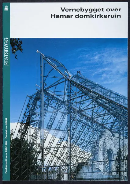 Hefte om vernebygget over domkirkeruinen, utgitt av Statsbygg. Forsidebildet er et fargefopto av de grå kalksteinsruinene som er dekket av en teltaktig vernebygg i glass og stål.