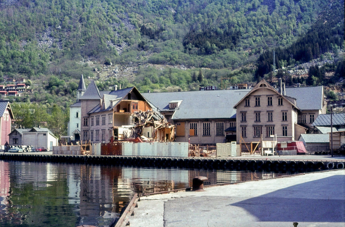 Rivinga av  gamle Odda rådhus, tidlegare Hotel Hardanger. 