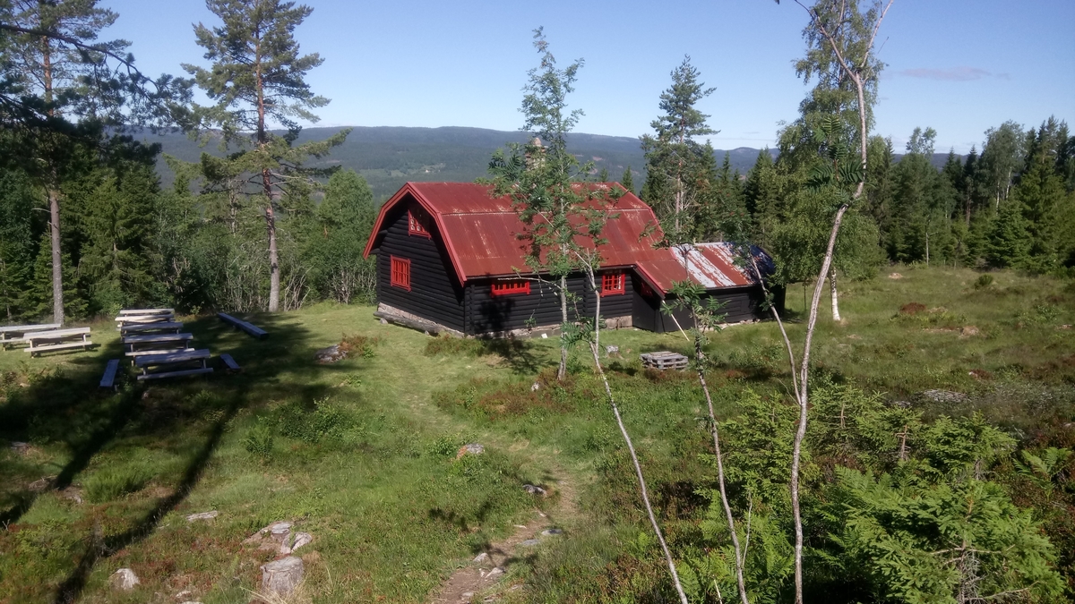 Eksisterende bygning på eiendommen ble bygd som hytte til fritidsbruk i 1909. Det er en toetasjes laftet tømmerbygning med smårutede vinduer, mansardtak og åpen sval. Hytta er håndlaftet med ovalt tømmer og har grunnmur og trapper av granittstein. I 1939/1940 ble bygningen utvidet med et tilbygg i en etasje. Hytta har peisestue, kjøkken, tre soverom med til sammen 10 sengeplasser, badstue og vedskjul. Bygningen er svært autentisk både i eksteriør og i interiør; det meste av hovedstruktur, materialbruk og detaljering er bevart slik den ble bygget i 1909 og 1939/1940. Det opprinnelige møblementet i hytta er i stor grad bevart og utgjør en viktig del av helheten i anlegget. Det er åpen setervoll rundt hytta og tufter etter tidligere seterbygninger er fortsatt synlige på setervollen. På sørsiden av setervollen renner en bekk som ga tilgang på vann og mulighet for nedkjøling av melk. Det er flere røyser i området. Dette er trolig rydningsrøyser fra nyere tid, men under 2. verdenskrig skal de også ha blitt brukt som skjulested for radiosender, våpen og proviant da hytta ble brukt av motstandsbevegelsen i området. 

Bygningen og interiøret ble fredet i 2016
Utedo fra 1995 i eget reisverksbygg, del av anlegget