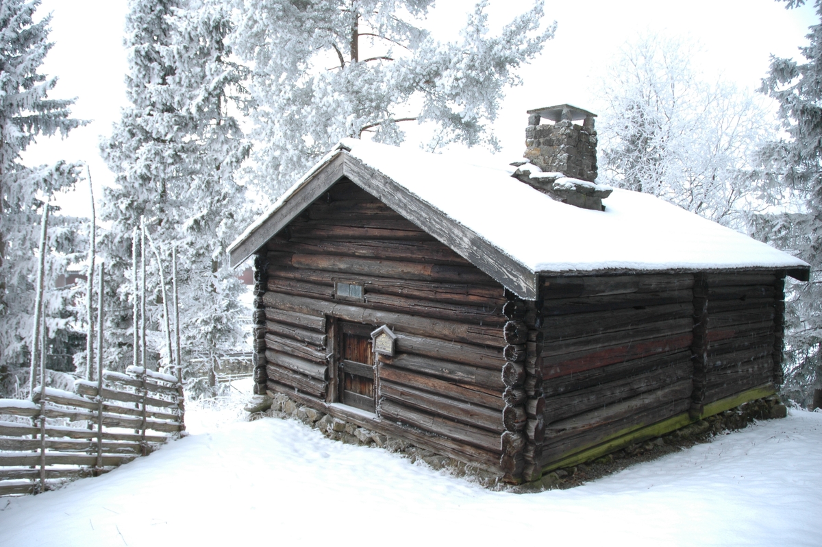 Bygningen består av en etasje, er laftet og har flistak. Inngangsdøra er i gavlen.