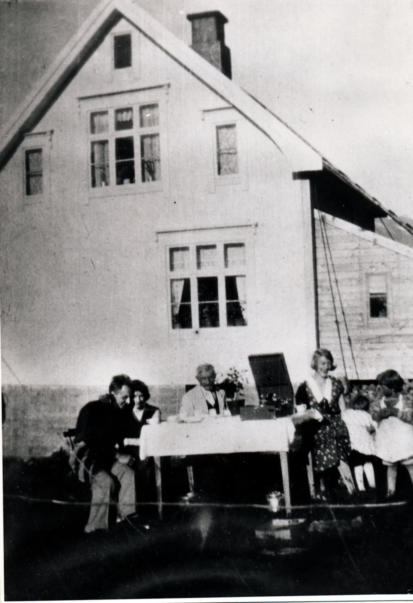 Kaffekos ute foran huset til Karl Hermansen. Gryllefjord 1935