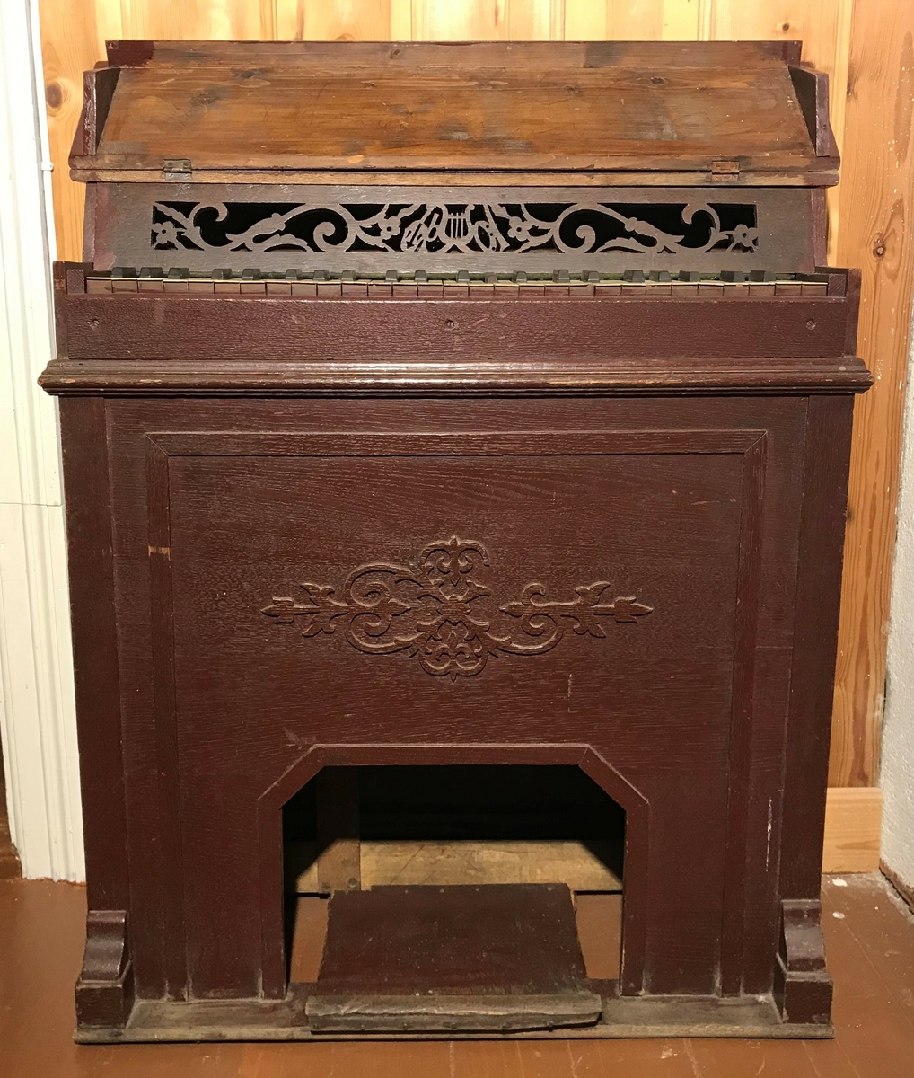 Trykkluft harmonium med 29 hvite tangenter. Tangentene er mulig laget av elfenbein.