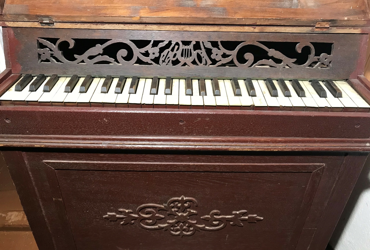 Trykkluft harmonium med 29 hvite tangenter. Tangentene er mulig laget av elfenbein.