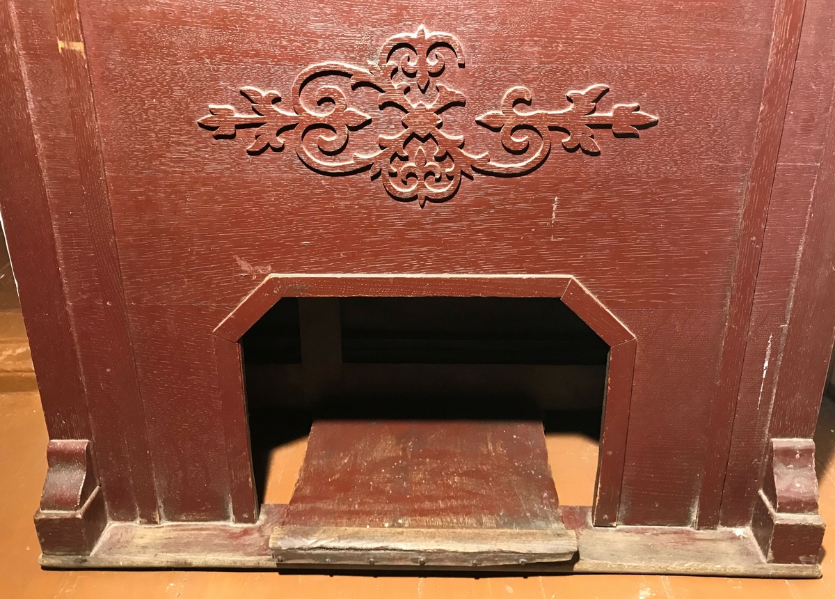 Trykkluft harmonium med 29 hvite tangenter. Tangentene er mulig laget av elfenbein.