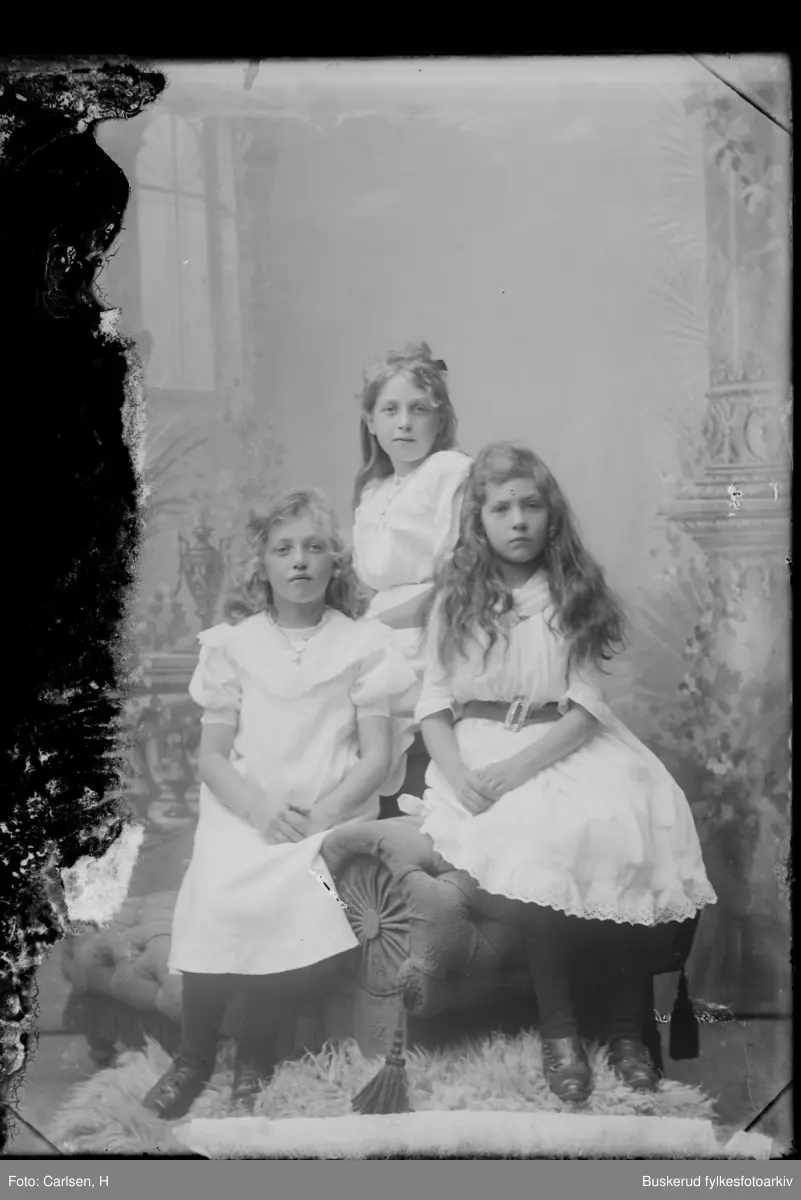 Gruppe med unge kvinner. Ester Sørensen