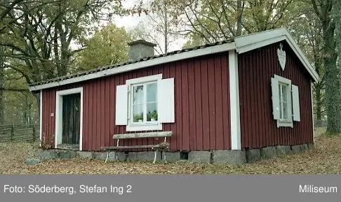Soldattorpet Lillemo i Sjöängen, Eksjö, sannolikt 2001. Soldattorpet är i dag flyttat till Miliseum i Skillingaryd. Finns sammanlagt 6 st liknande bilder.