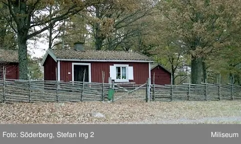 Soldattorpet Lillemo i Sjöängen, Eksjö, sannolikt 2001. Soldattorpet är i dag flyttat till Miliseum i Skillingaryd. Finns sammanlagt 6 st liknande bilder.