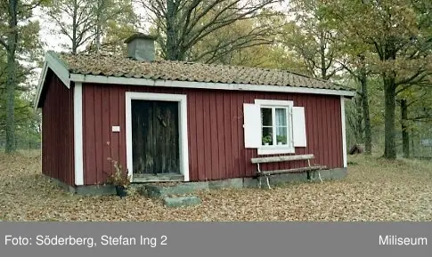 Soldattorpet Lillemo i Sjöängen, Eksjö, sannolikt 2001. Soldattorpet är i dag flyttat till Miliseum i Skillingaryd. Finns sammanlagt 6 st liknande bilder.