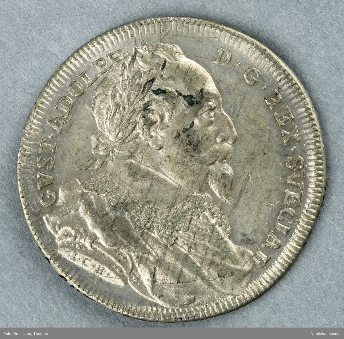 Huvudliggaren:
"I tenn. 
a) Öfver Gustaf II Adolf. Jmfr. Hildebrand, B. E. 'Sveriges och svenska konungahusets minnespenningar. Del I, sid 107, nr 9.b. Minnespenning, Gustaf II Adolf skänker Vasaättens arfvegods till Uppsala universitet och utfärdar nya priviligier 1624. Åtsidan konumgen bröstbild.
b) Jmfr. Hildebrand, B. E. 'Sveriges och svenska konungahusets minnespenningar. Del 2, sid 365, nr 80.. Medalj, för befrämjad vaccination. Åtsidan Karl XIV Johans bröstbild.
c) Jmfr. Hildebrand, B. E. 'Minnespenningar öfver enskilda svenska män och qvinnor, sid 321, nr 1. Minnespenning öfver Erik Karl Trafvenfelt.
d) Jmfr. Hildebrand, B. E. 'Minnespenningar öfver enskilda svenska män och qvinnor, sid 307, nr 1. Minnespenning öfver Karl Peter Thunberg.
G. ss. 32.642 [=G. af ingeniör Carl Vellenius i Norrköping gm. doktor A. Hazelius i Stockholm] 24/3 1882."