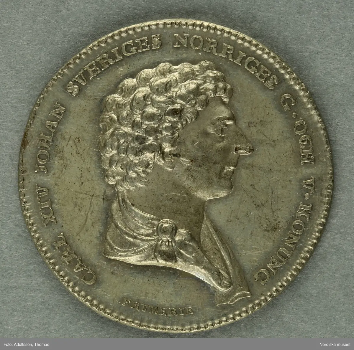 Huvudliggaren:
"I tenn. 
a) Öfver Gustaf II Adolf. Jmfr. Hildebrand, B. E. 'Sveriges och svenska konungahusets minnespenningar. Del I, sid 107, nr 9.b. Minnespenning, Gustaf II Adolf skänker Vasaättens arfvegods till Uppsala universitet och utfärdar nya priviligier 1624. Åtsidan konumgen bröstbild.
b) Jmfr. Hildebrand, B. E. 'Sveriges och svenska konungahusets minnespenningar. Del 2, sid 365, nr 80.. Medalj, för befrämjad vaccination. Åtsidan Karl XIV Johans bröstbild.
c) Jmfr. Hildebrand, B. E. 'Minnespenningar öfver enskilda svenska män och qvinnor, sid 321, nr 1. Minnespenning öfver Erik Karl Trafvenfelt.
d) Jmfr. Hildebrand, B. E. 'Minnespenningar öfver enskilda svenska män och qvinnor, sid 307, nr 1. Minnespenning öfver Karl Peter Thunberg.
G. ss. 32.642 [=G. af ingeniör Carl Vellenius i Norrköping gm. doktor A. Hazelius i Stockholm] 24/3 1882."
