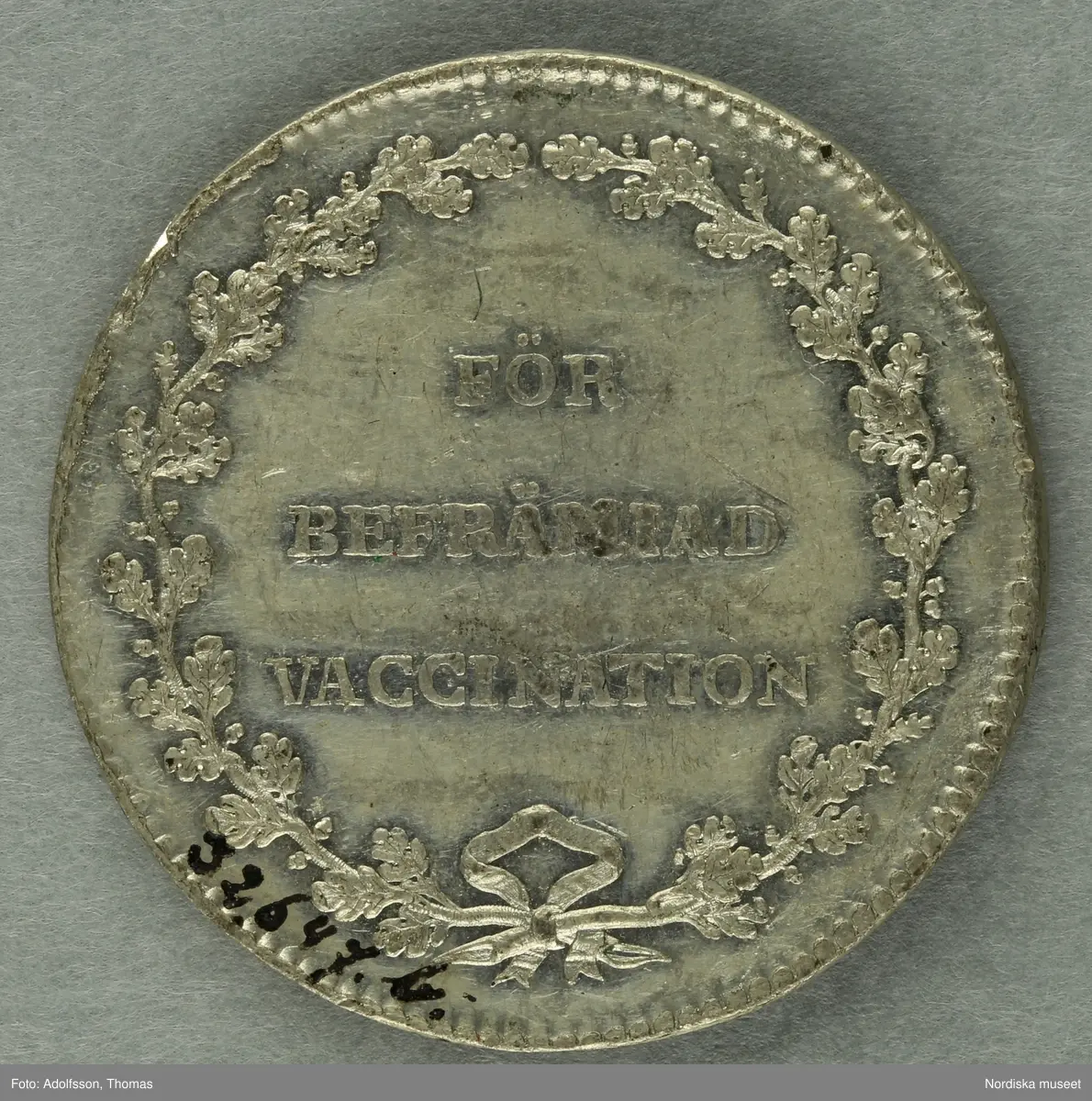 Huvudliggaren:
"I tenn. 
a) Öfver Gustaf II Adolf. Jmfr. Hildebrand, B. E. 'Sveriges och svenska konungahusets minnespenningar. Del I, sid 107, nr 9.b. Minnespenning, Gustaf II Adolf skänker Vasaättens arfvegods till Uppsala universitet och utfärdar nya priviligier 1624. Åtsidan konumgen bröstbild.
b) Jmfr. Hildebrand, B. E. 'Sveriges och svenska konungahusets minnespenningar. Del 2, sid 365, nr 80.. Medalj, för befrämjad vaccination. Åtsidan Karl XIV Johans bröstbild.
c) Jmfr. Hildebrand, B. E. 'Minnespenningar öfver enskilda svenska män och qvinnor, sid 321, nr 1. Minnespenning öfver Erik Karl Trafvenfelt.
d) Jmfr. Hildebrand, B. E. 'Minnespenningar öfver enskilda svenska män och qvinnor, sid 307, nr 1. Minnespenning öfver Karl Peter Thunberg.
G. ss. 32.642 [=G. af ingeniör Carl Vellenius i Norrköping gm. doktor A. Hazelius i Stockholm] 24/3 1882."