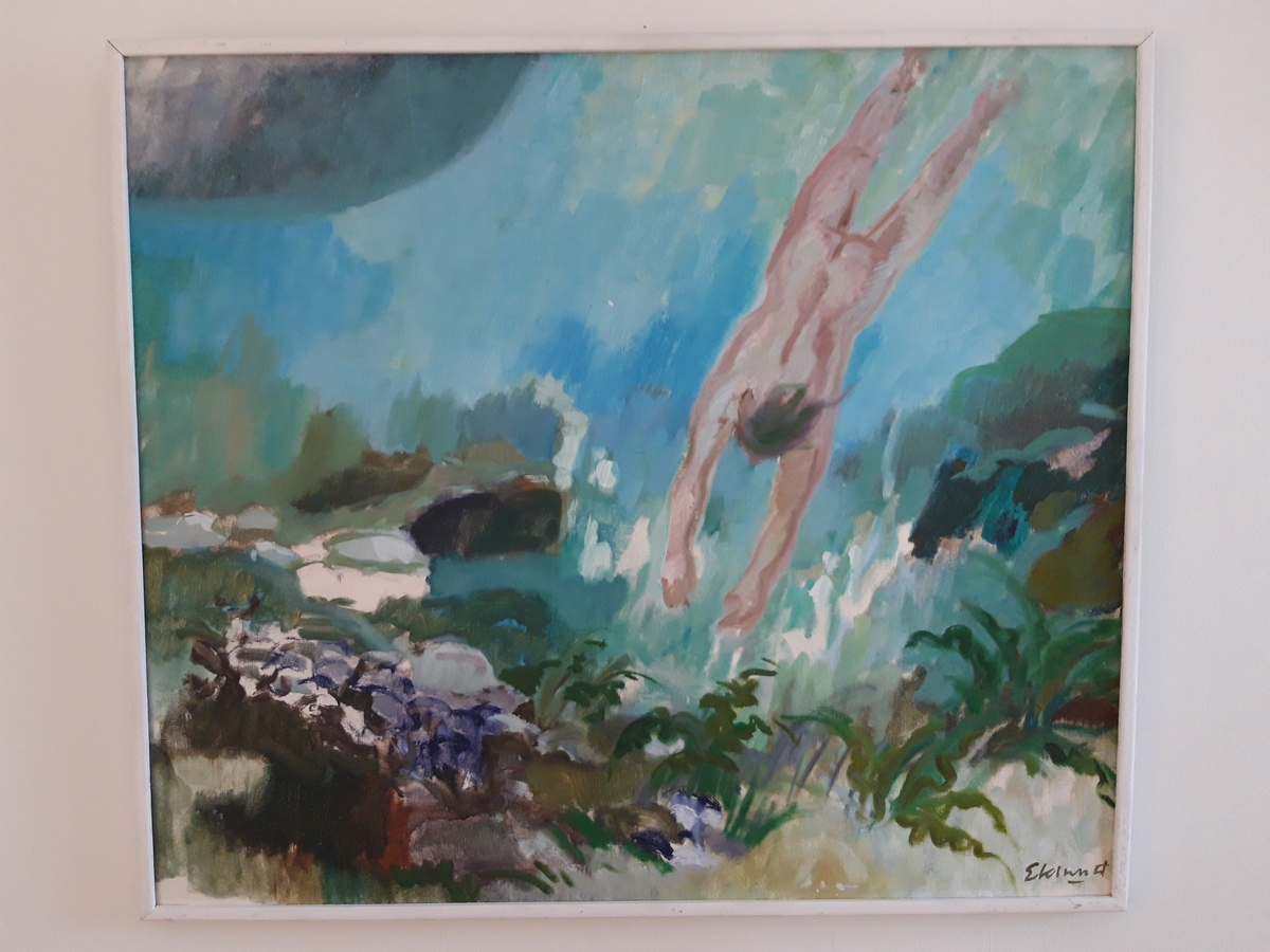 Oljemålningpå duk. "Dykaren". Vy över havsbotten med växter och stenar. Från övre högra hörnet dyker en person diagonalt, ner mot botten. Blå och gröna nyanser. Slät vit träram.