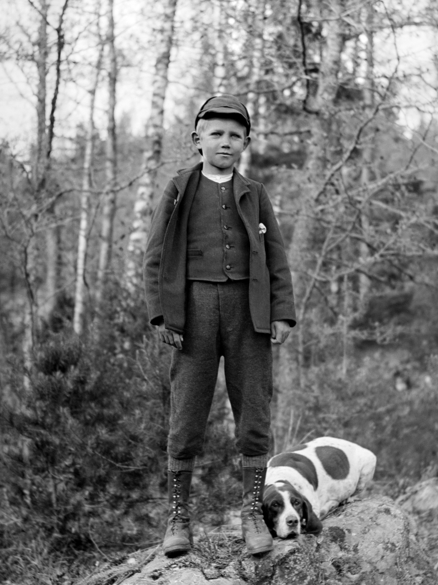 Sigurd Hallin med sin hund i skogen rimligtvis nära familjehemmet i Ramsdal, Sankt Anna.
