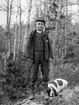 Sigurd Hallin med sin hund i skogen rimligtvis nära familjehemmet i Ramsdal, Sankt Anna.