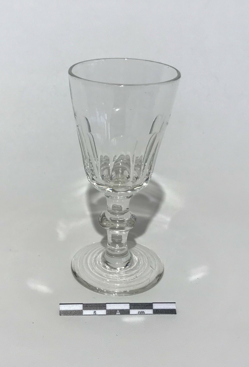 Lite glass på stett. Mønster rundt glasset.