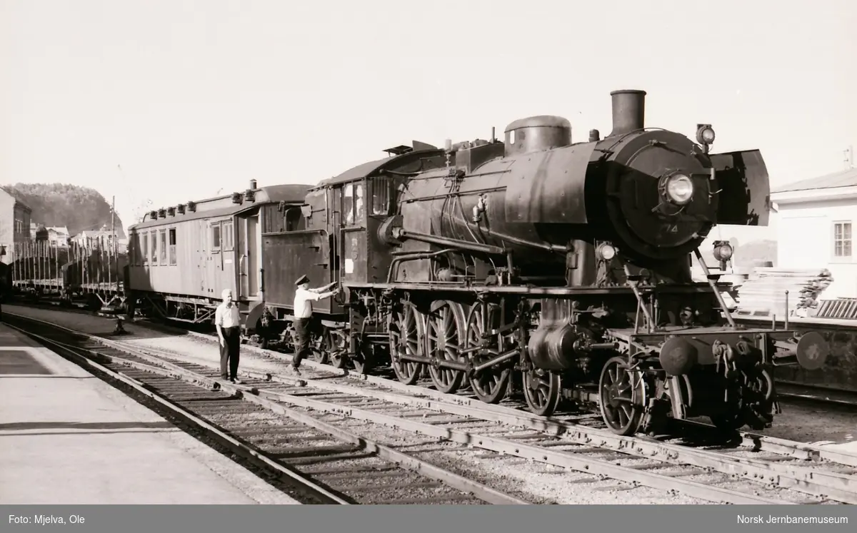 Damplokomotiv type 30a nr. 274 med blandet tog fra Neslandsvatn på Kragerø stasjon