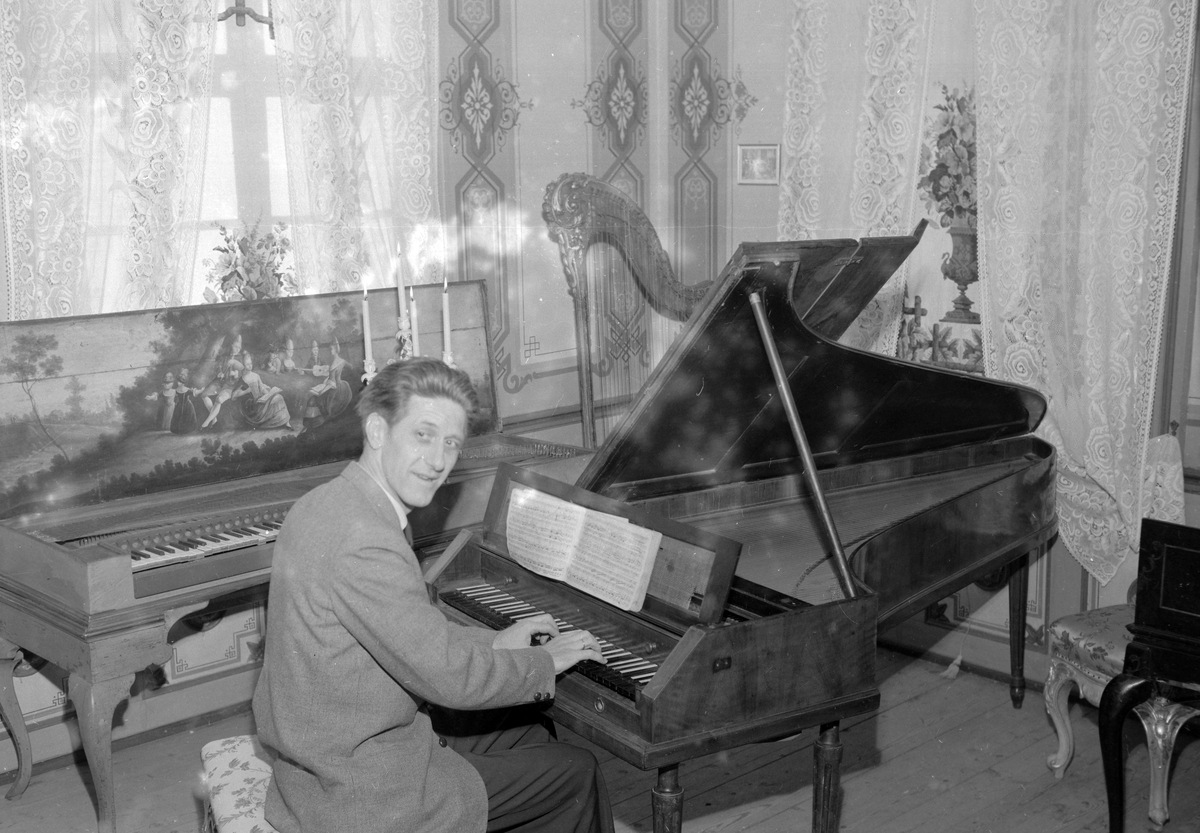 Finn Audun Oftedal og fru Victoria Bachke i Mozart-rommet på Ringve museum