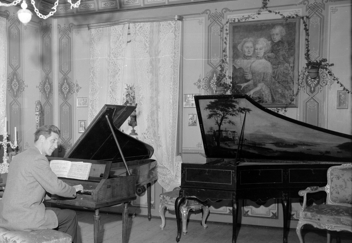 Finn Audun Oftedal og fru Victoria Bachke i Mozart-rommet på Ringve museum