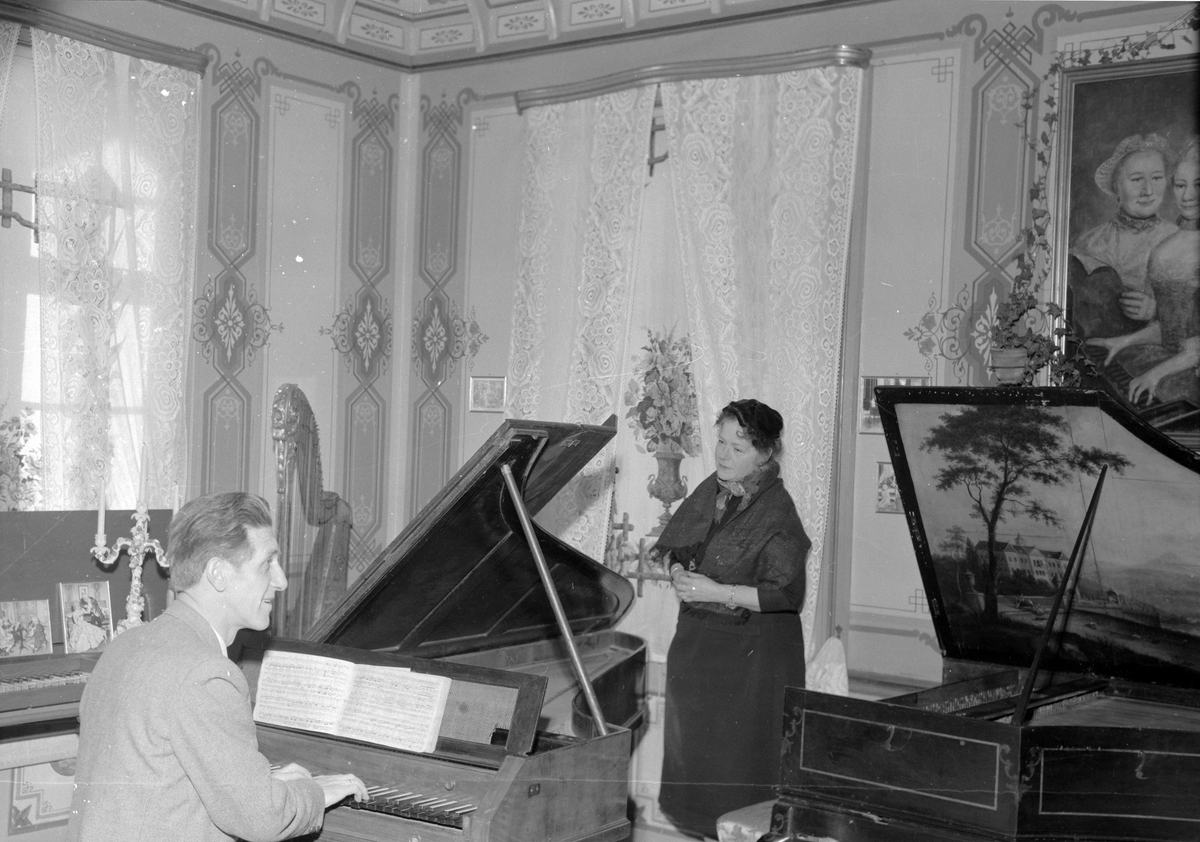 Finn Audun Oftedal og fru Victoria Bachke i Mozart-rommet på Ringve museum