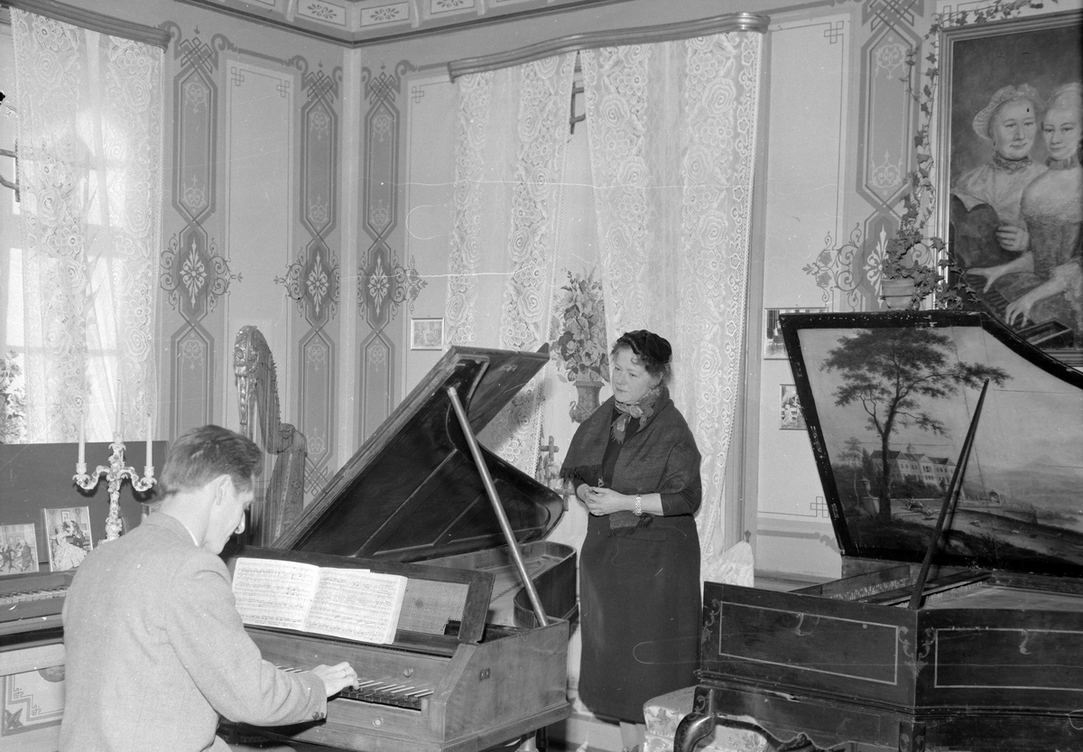 Finn Audun Oftedal og fru Victoria Bachke i Mozart-rommet på Ringve museum
