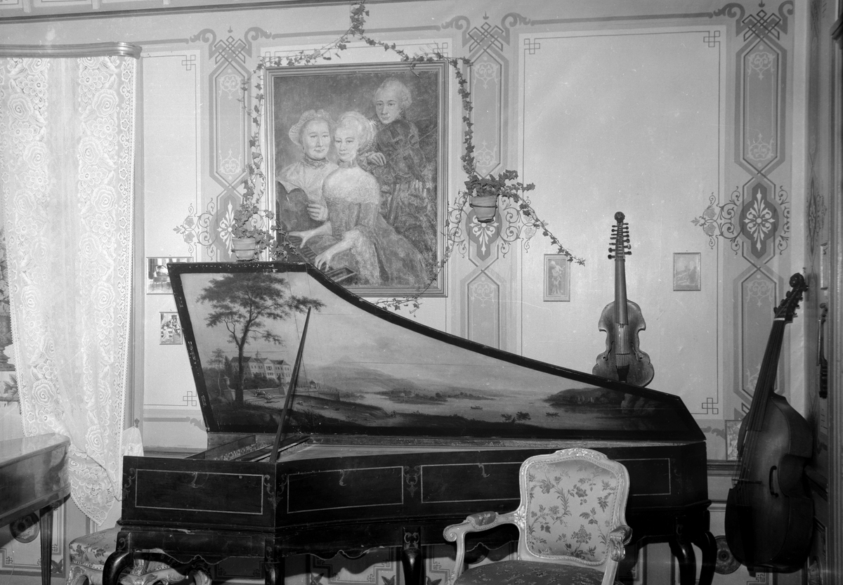 Finn Audun Oftedal og fru Victoria Bachke i Mozart-rommet på Ringve museum