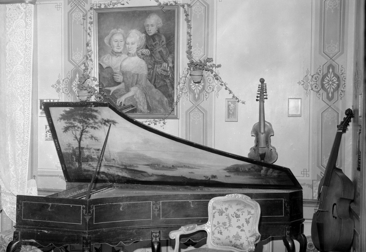 Finn Audun Oftedal og fru Victoria Bachke i Mozart-rommet på Ringve museum